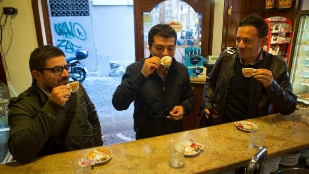 Ly cafe ngon nổi tiếng - Một quán bar espresso ở Naples