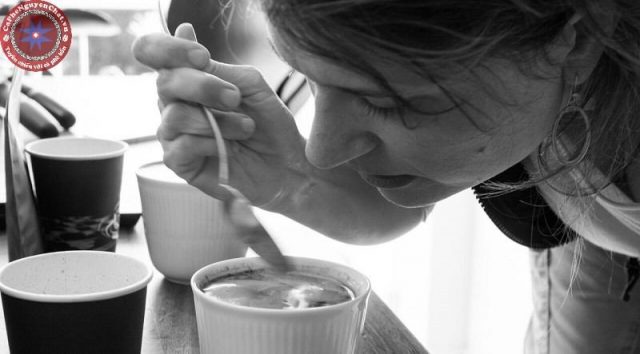 Thưởng thức cà phê rang nguyên chất hãy cảm nhận mùi hương trước.