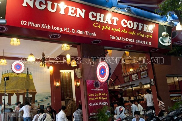 Trang trí bên ngoài quán mang thương hiệu Nguyen Chat Coffee (Nhượng quyền thương hiệu giúp đông khách)