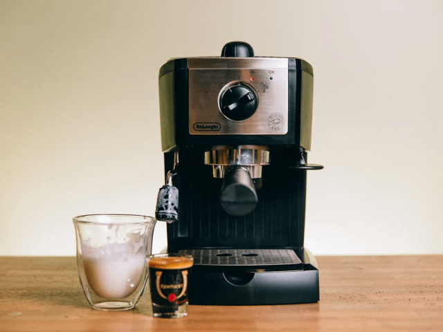 Máy pha cafe mini Delonghi nhỏ gọn, hiện đại, pha espresso chuẩn vị cho gia đình và quán nhỏ.